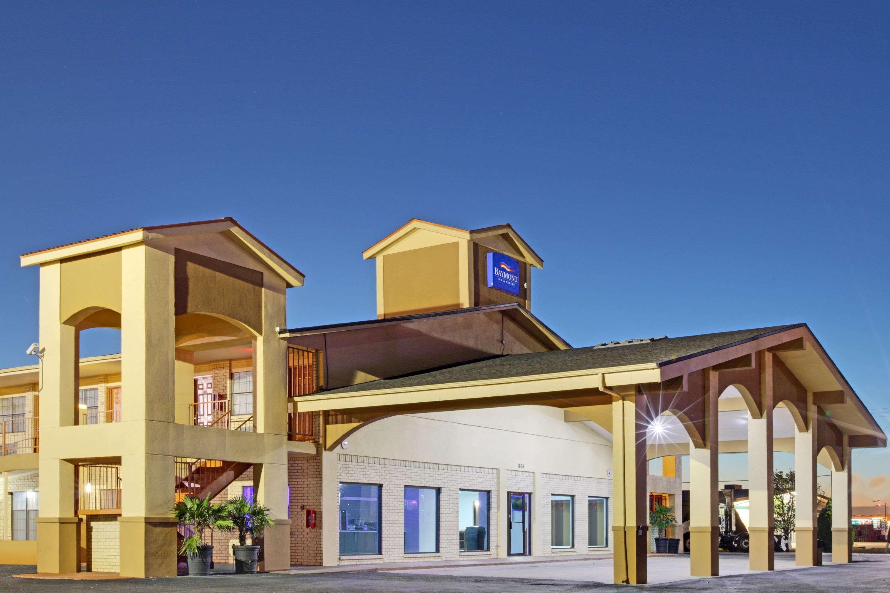 Baymont By Wyndham Terrell Hotel Exterior foto
