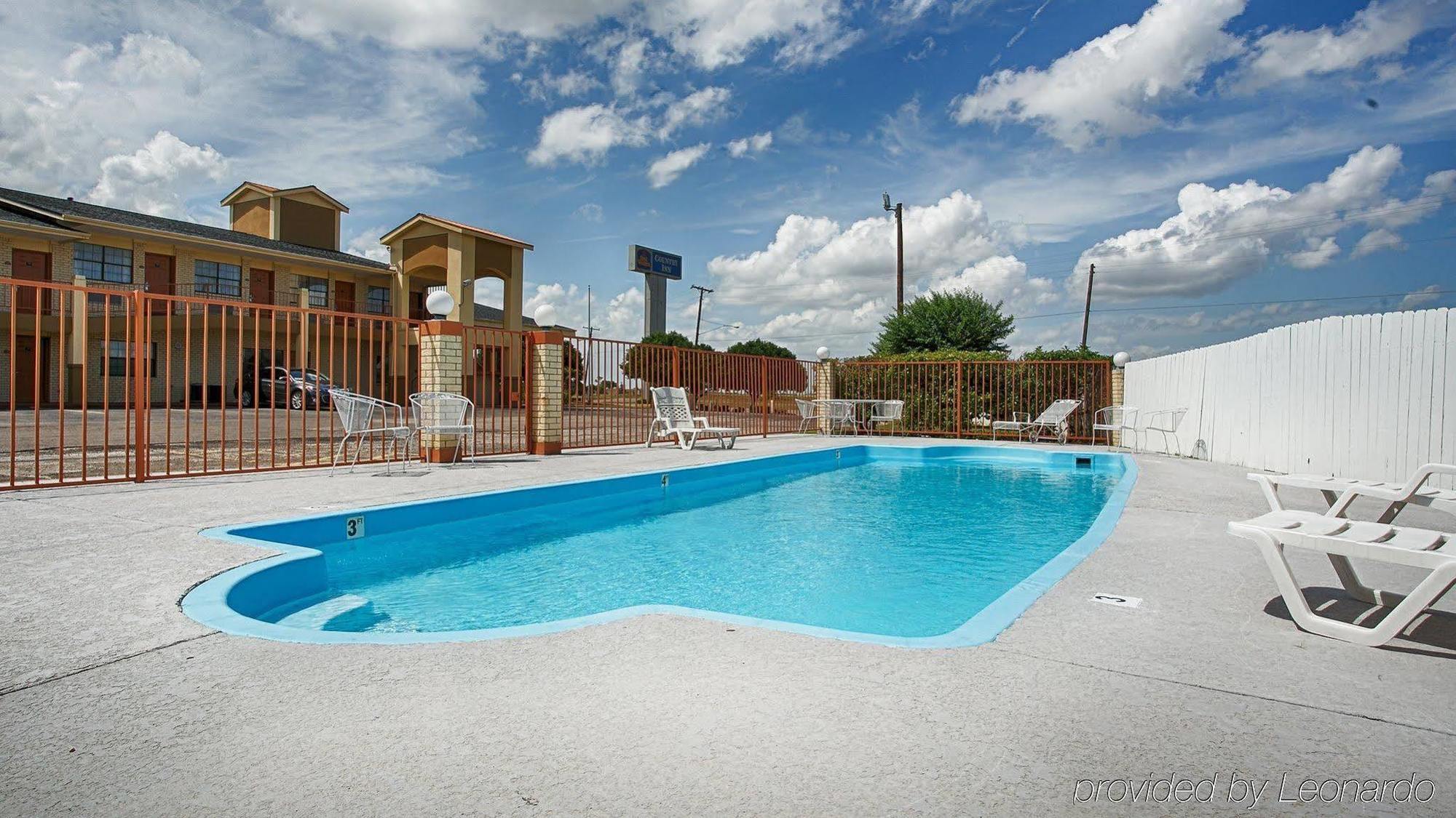 Baymont By Wyndham Terrell Hotel Exterior foto